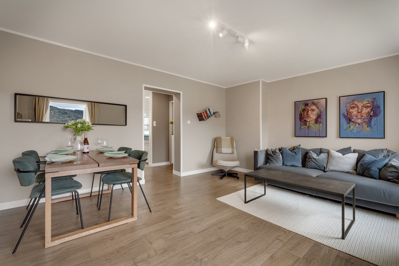 Stuen har god og naturlig plass til å innrede i ulike soner. Galleribilde