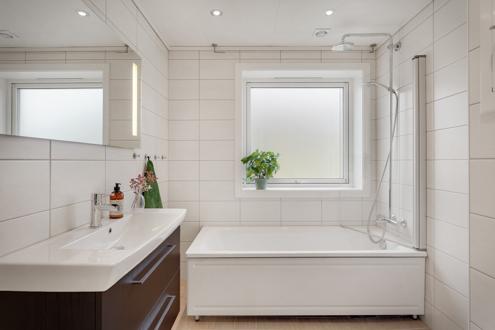 Helfliset, super pent baderom med downlights i himling og varme i gulv. Galleribilde