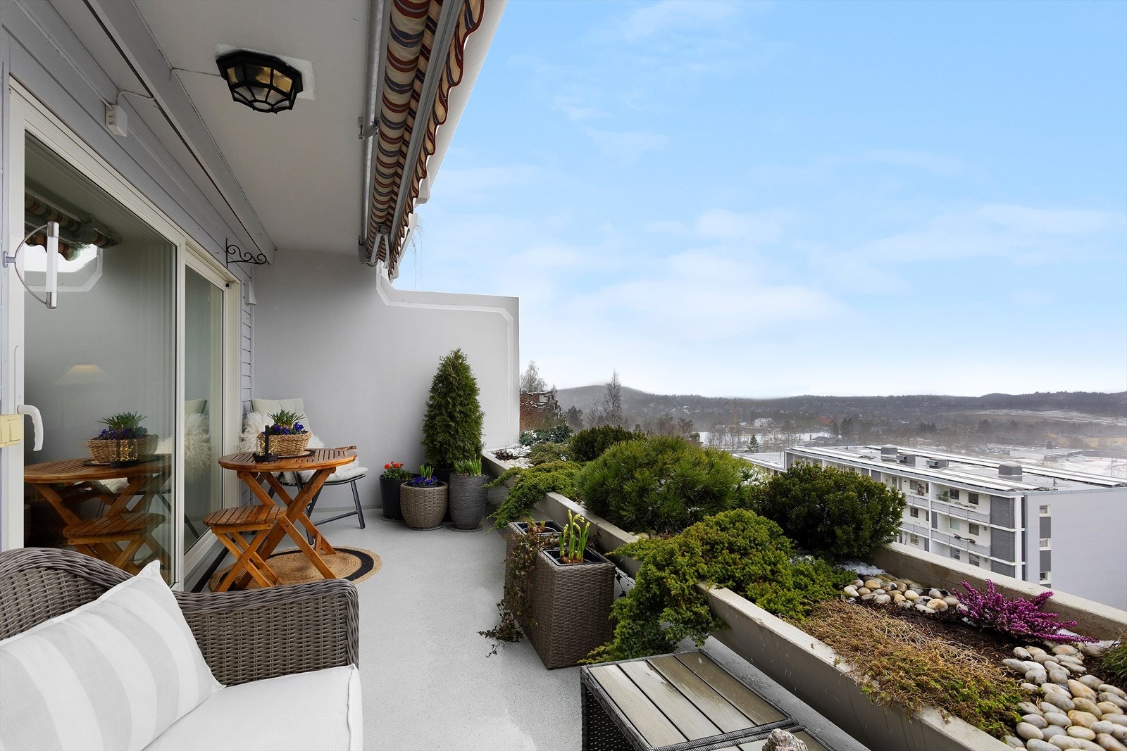 I 2021 ble balkonggulvet og blomstertrau pigget, slipt og pusset, og fikk nytt belegg/overflatebehandlet. Bod på terrasse fikk nye rør til drenering og vegger og tak ble malt. Galleribilde