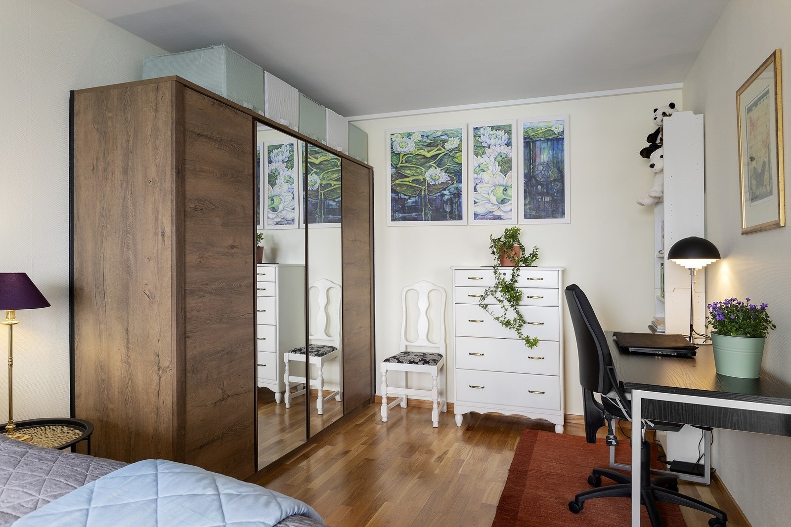 Soverommet byr på gode innredningsmuligheter, enten du ønsker en luftig atmosfære med minimalistisk møblering eller trenger plass til garderobe og hjemmekontor. Galleribilde