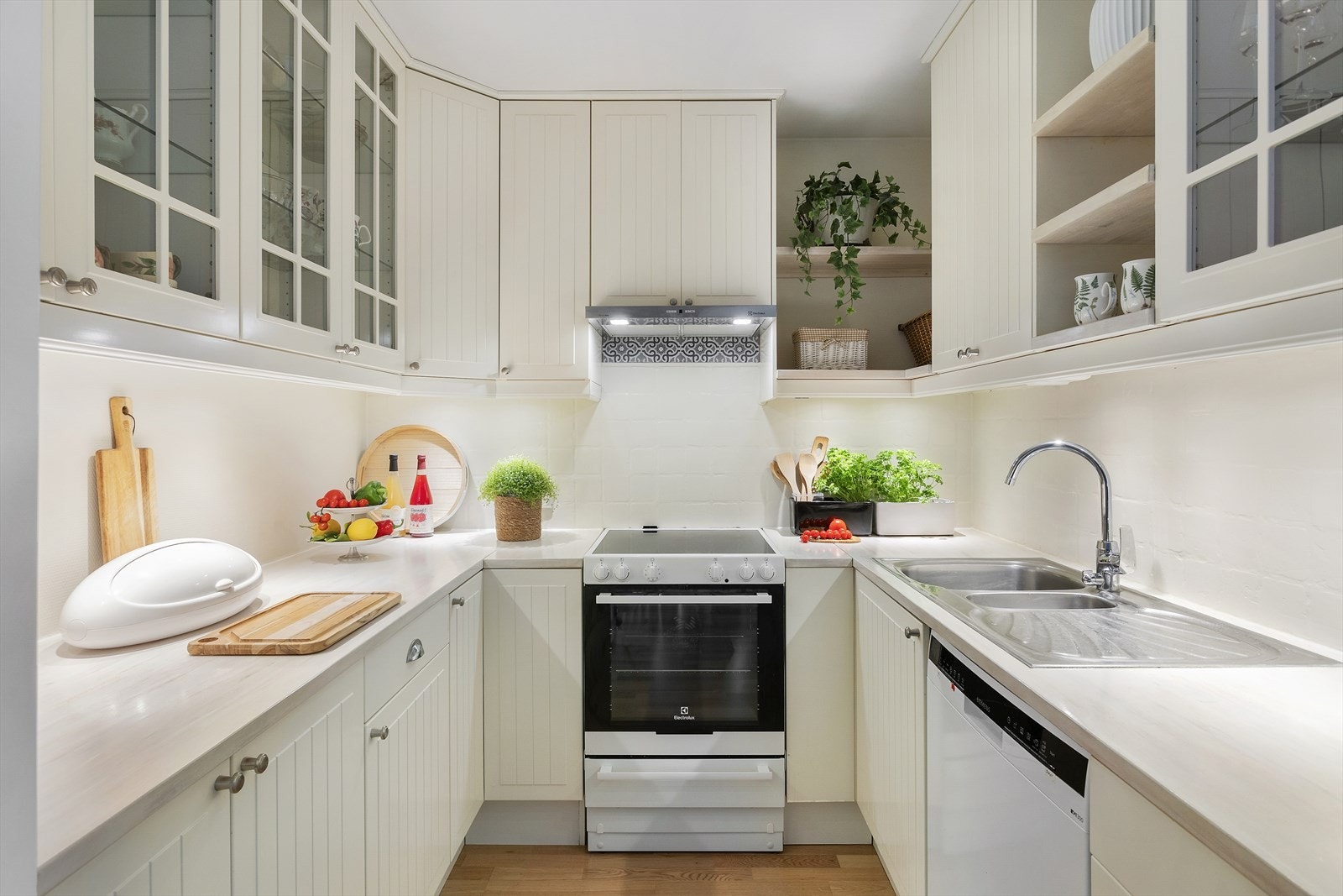 Benkeplate oljet trefiner. Nedfelt oppvaskkum i stål med ettgreps armatur fra Oras som er svingbart. Galleribilde