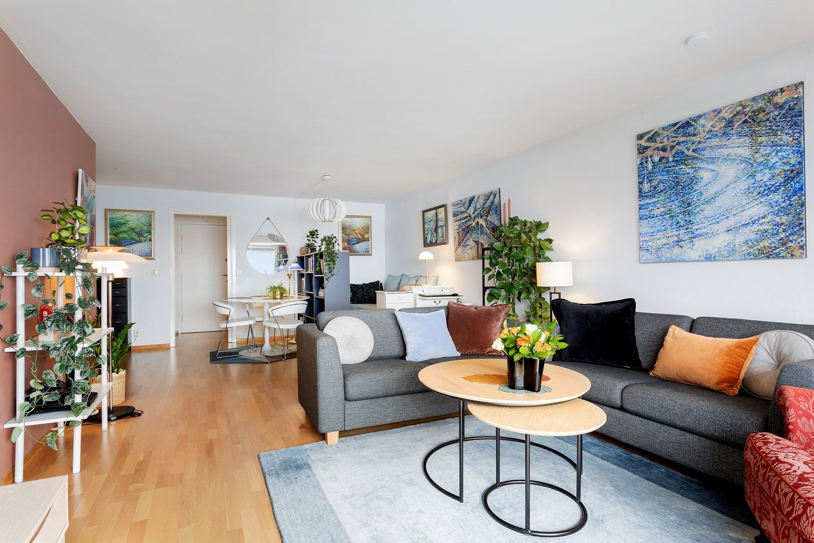 Leiligheten holder en god standard og er malt i moderne og tidsriktige farger. Den gir et godt inntrykk og bør absolutt sees! Galleribilde