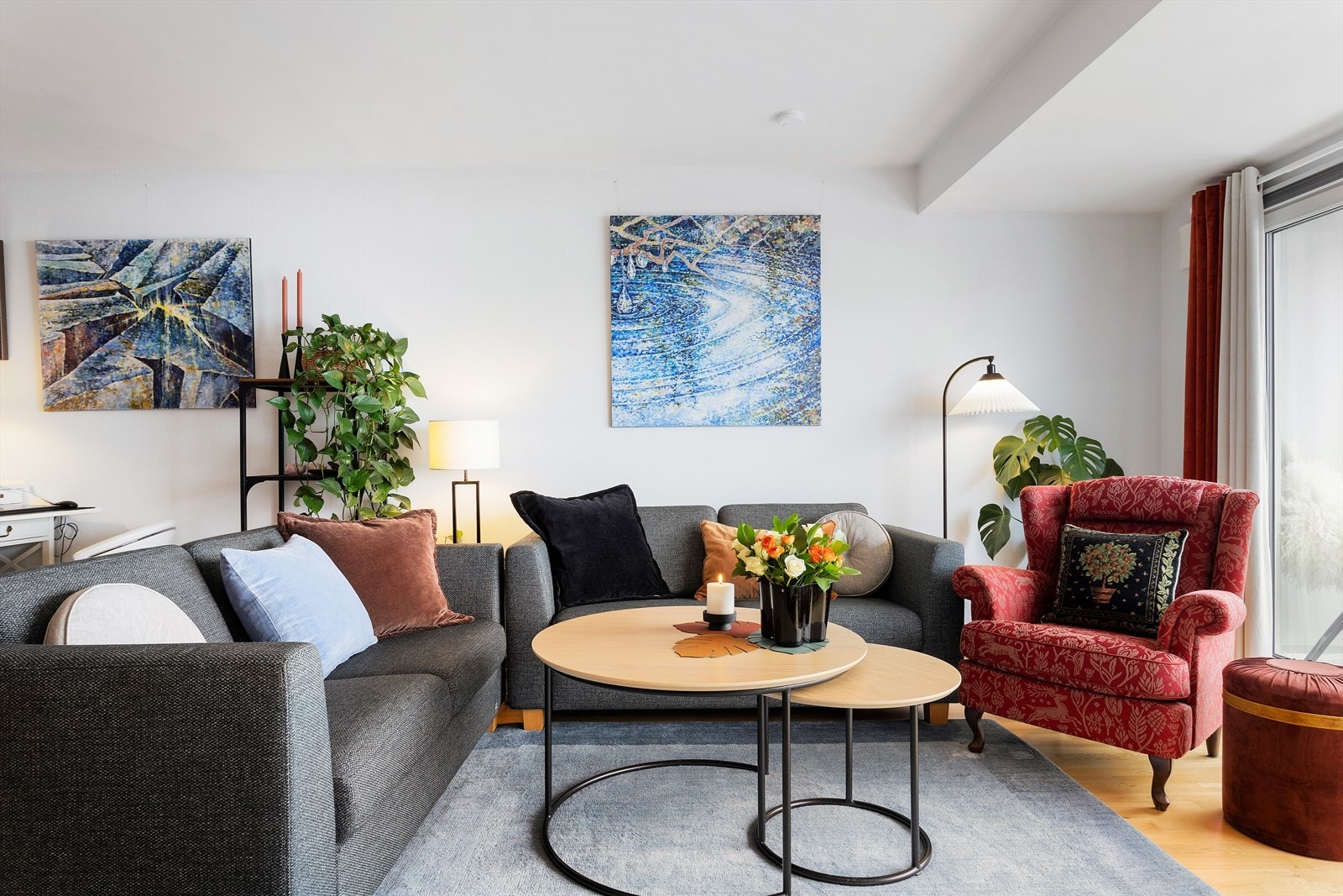 Stuen har 3-stavs eikeparkett på gulv, malte overflater og strietapet på vegger. Galleribilde