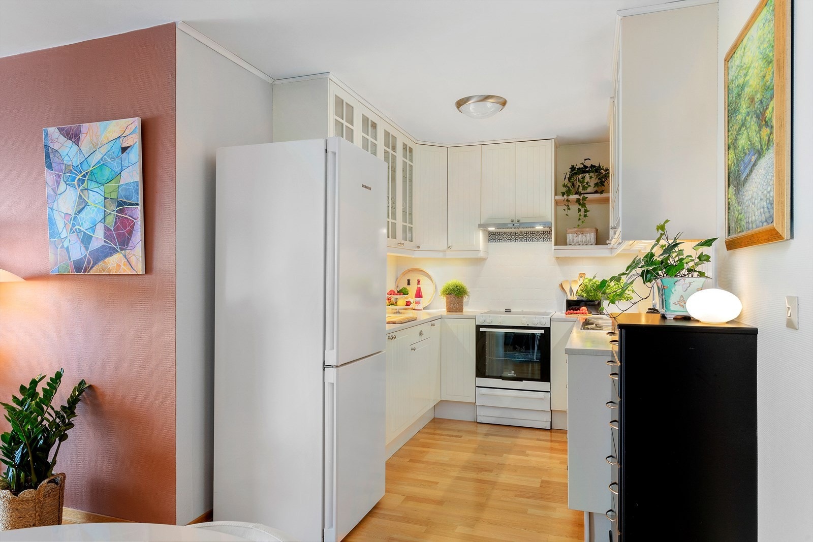 IKEA- kjøkken fra 2009. Innredning med profilerte fronter og deler av overskapfronter har innfelt glass. Galleribilde