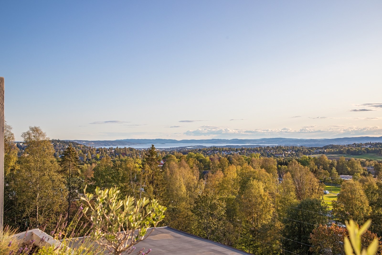 Området byr på fantastiske friluftsmuligheter året rundt. Vinterstid starter det preparerte løypenettet allerede på gangveien til Strømsdammen. Galleribilde