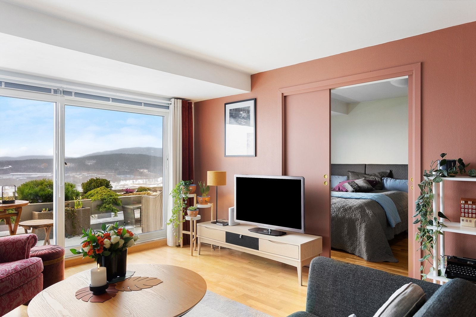 Utgang fra stue til en vestvendt terrasse med fantastisk utsikt og solforhold. Galleribilde