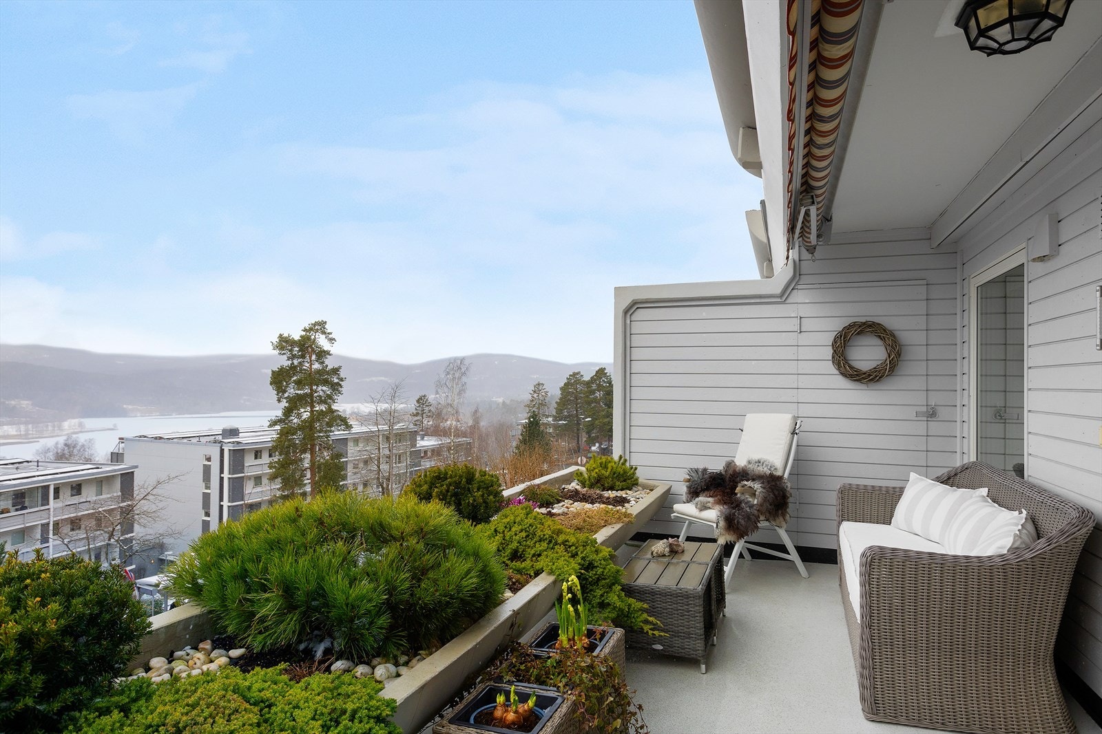 Sørvest-vendt terrasse på ca. 12 m² med flott utsikt ut over byen, Bogstadvannet og Vestmarka. Utvendig terrassebod på ca. 2m². Galleribilde