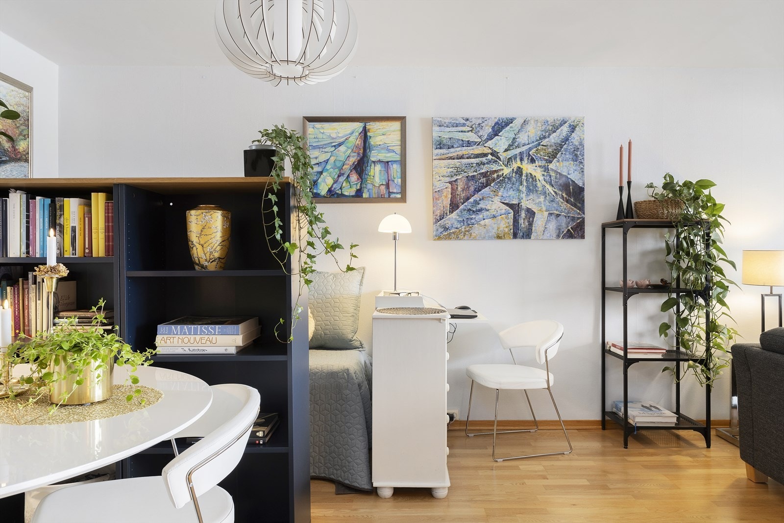 Den romslige stue- og spisestuesonen gir mange muligheter for møblering, enten du ønsker en stor spiseplass for sosiale sammenkomster, en ekstra seng eller en kombinasjon av begge. Galleribilde