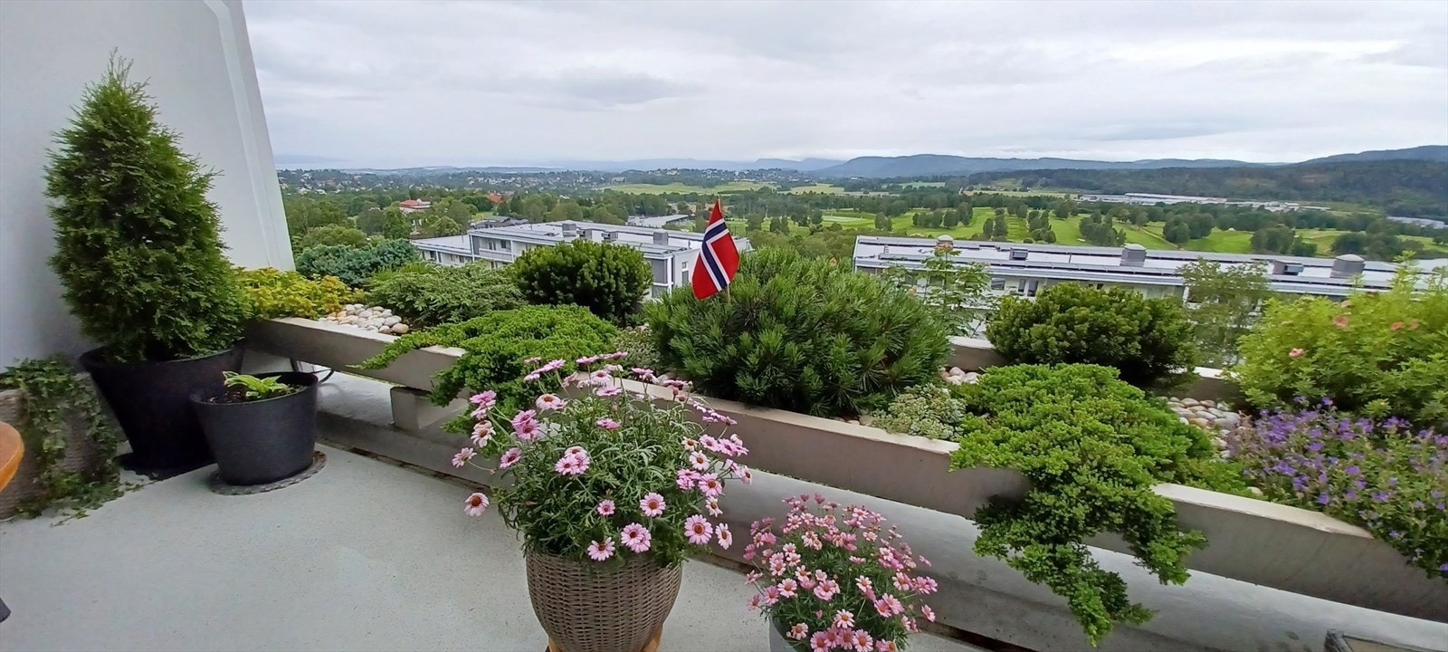 Solen kommer på balkongen ca. klokka 12 - 13, så her har du sol midt på dagen og kvelden. Frodig og idyllisk utsyn. Galleribilde