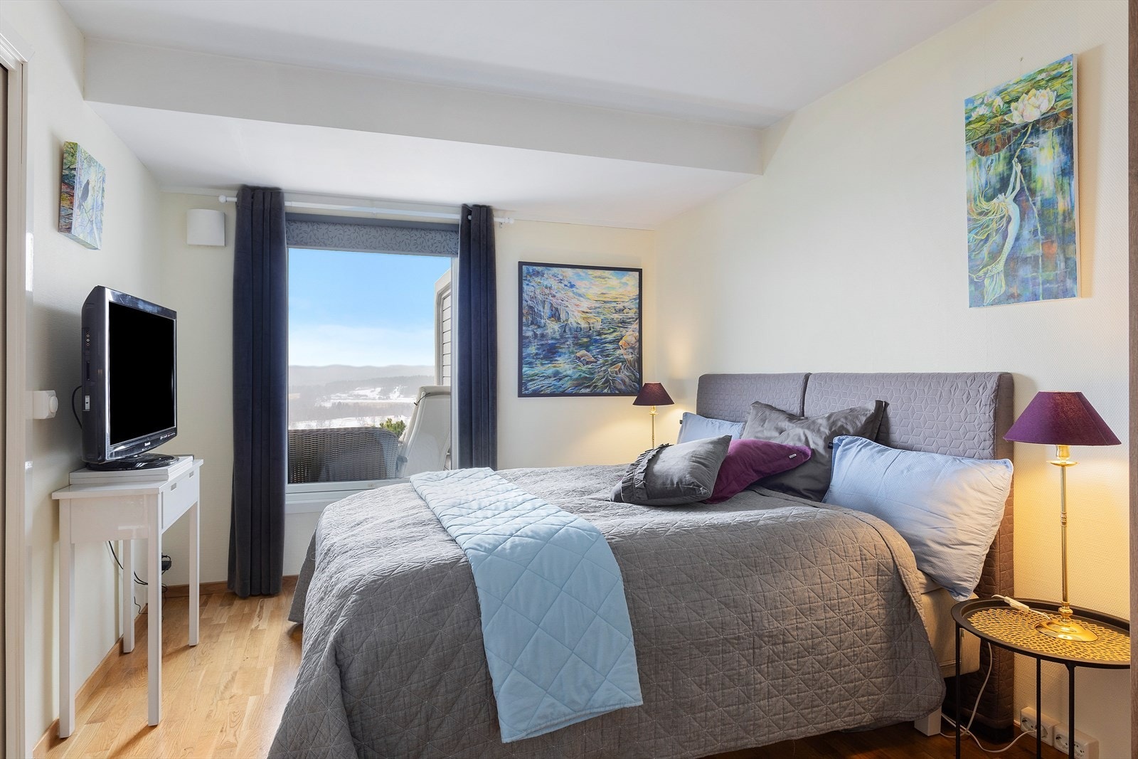 Soverommet har 3-stavs eikeparkett på gulv, og malt overflate. Galleribilde