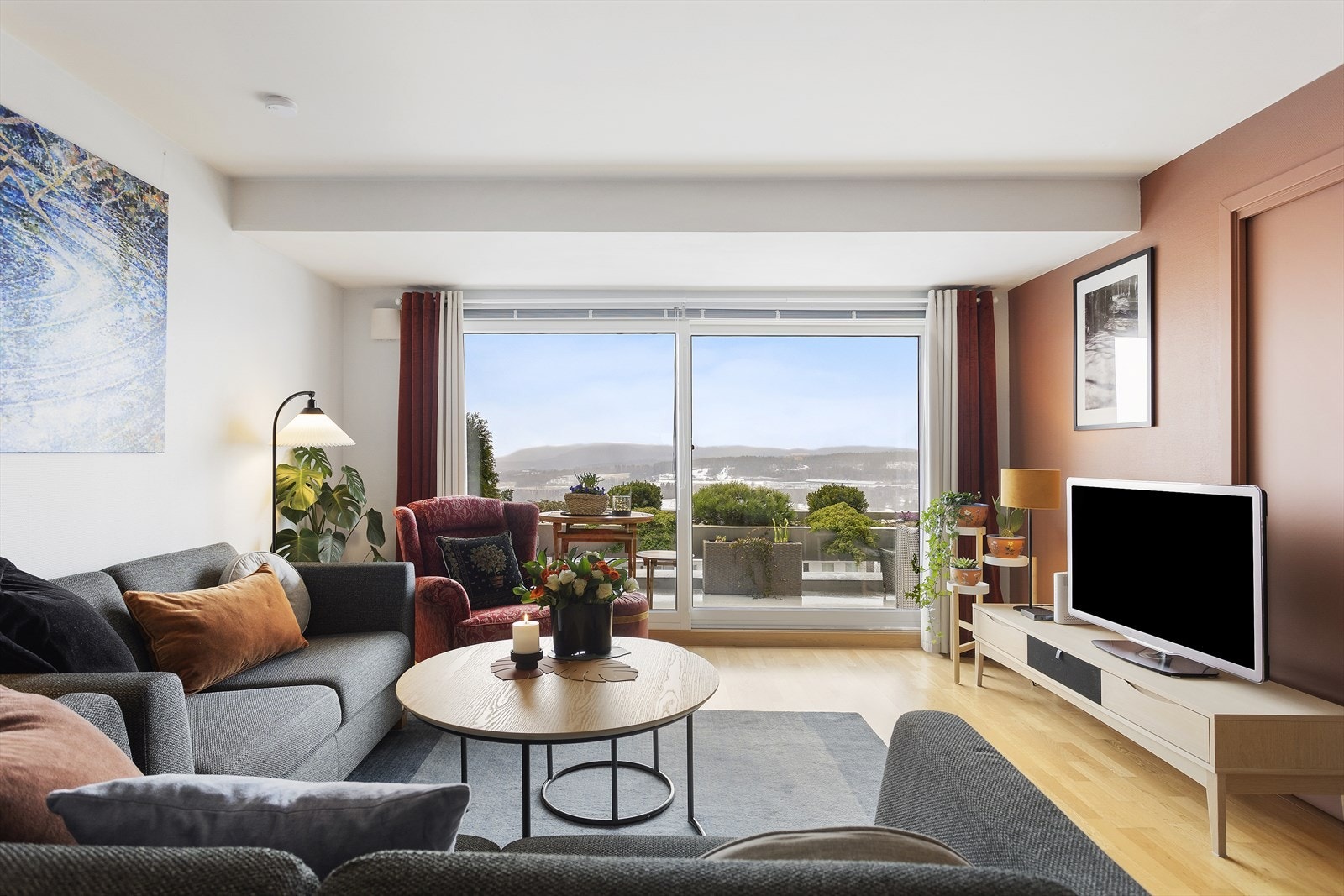 Boligen har en attraktiv beliggenhet ved markagrensen på Holmenkollens vestside, i et stille, usjenert og barnevennlig boligområde. Galleribilde