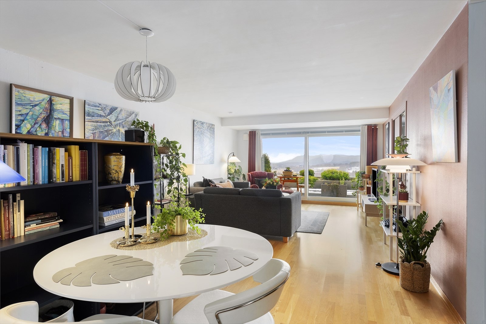 Romslig stue med god plass til flere gode soner. De store vindusflatene gir en svært luftig følelse. Galleribilde