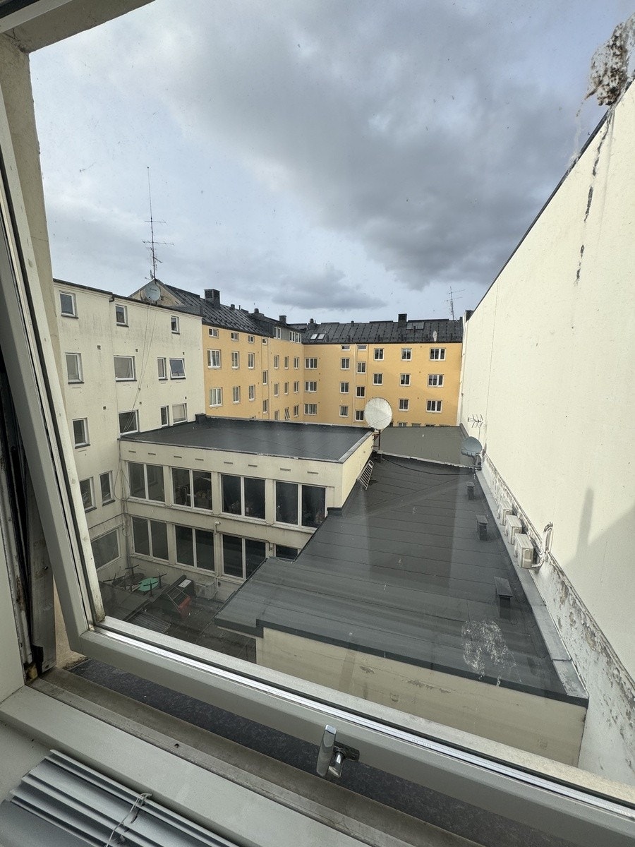 Utsikt bakgård fra soverom Galleribilde