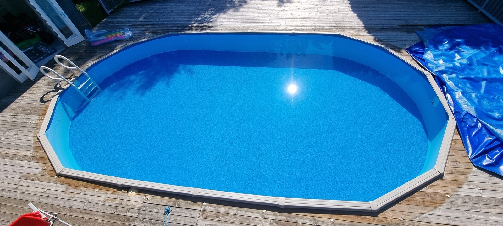 Privat bilde av bassenget en fin sommerdag. Galleribilde