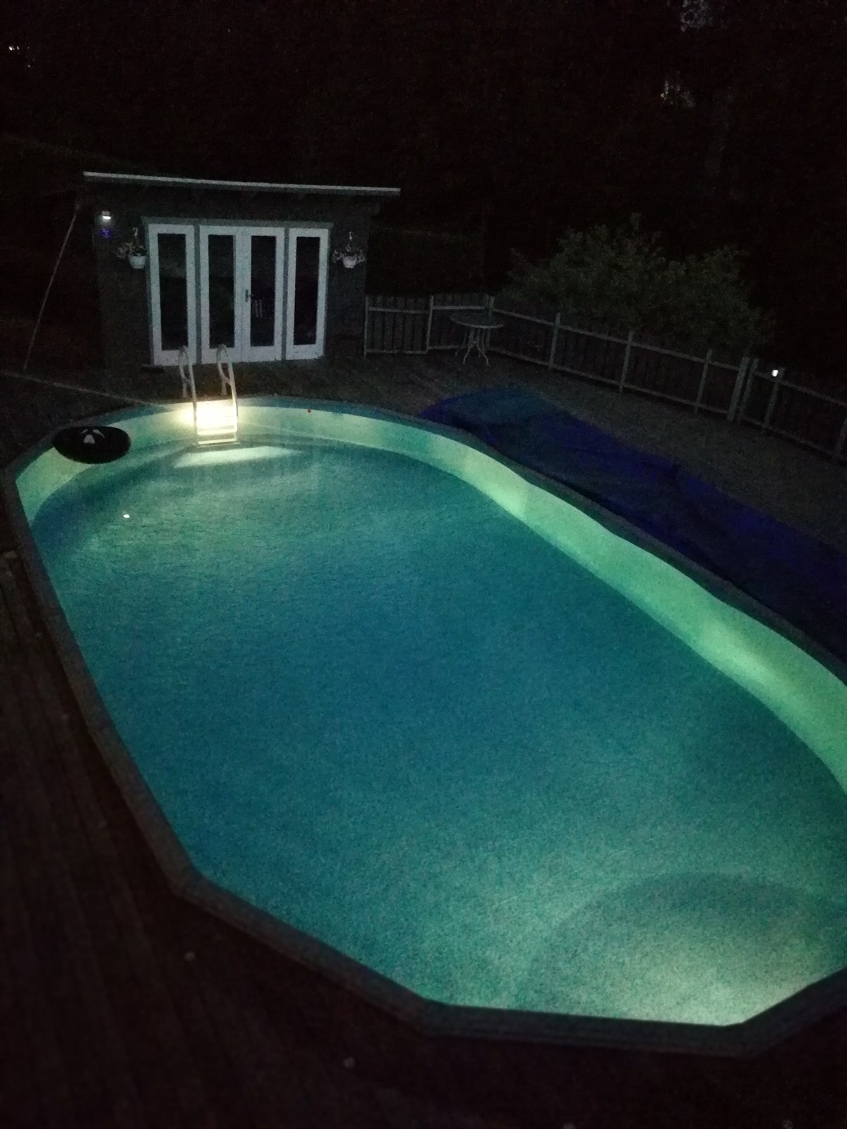 Bassenget har belysning. Klar for et kveldsbad? Galleribilde