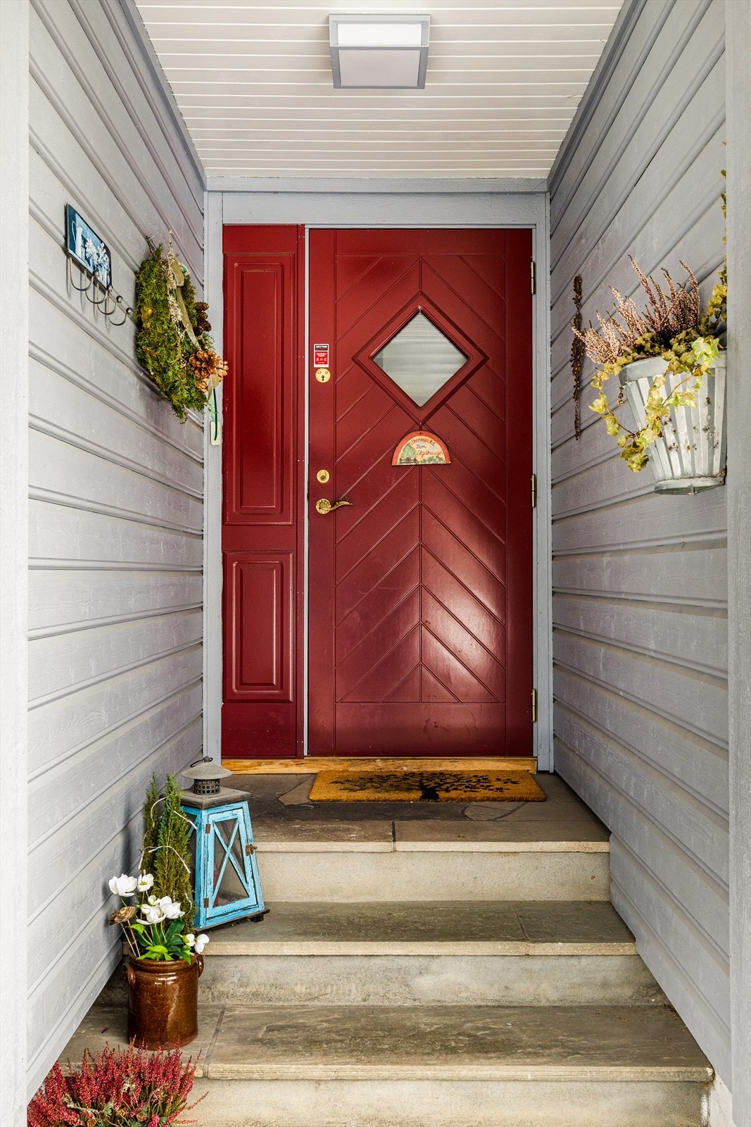 Velkommen inn! Vindu i døra gir lys til gangen, tillegg er det praktisk for å se hvem som kommer på besøk. Galleribilde