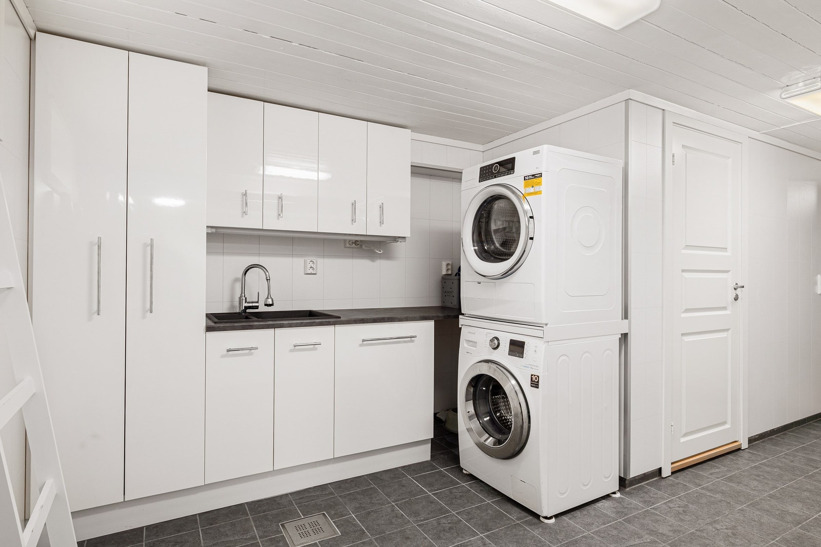 Stort og oversiktlig vaskerom (markert som bod på bygningstegninger, ikke omsøkt til vaskerom). Galleribilde