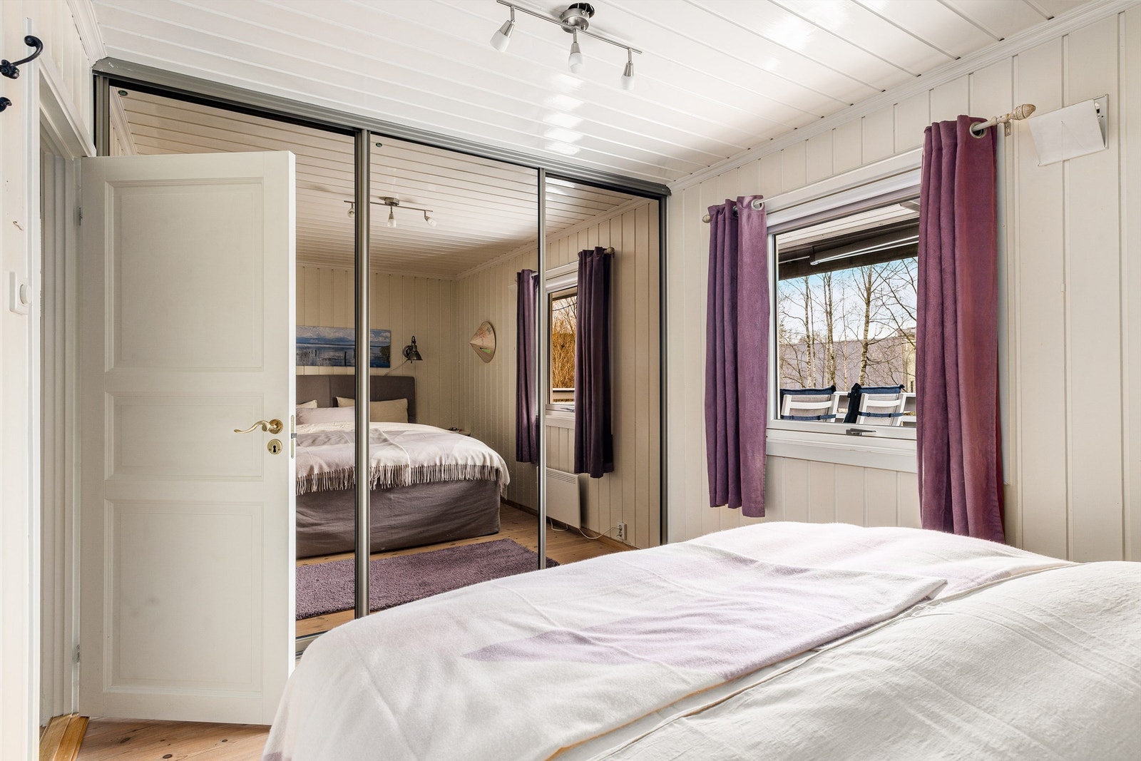 Hovedsoverom med stor skyvedørsgarderobe. Galleribilde