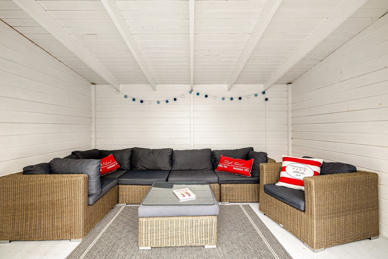 Utestuen ved bassenget er et deilig avslapningsrom om sommeren. Galleribilde