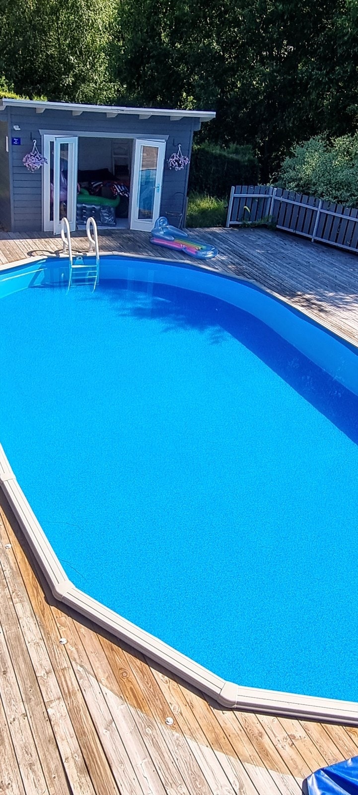 Privat bilde av basseng og utestue. Galleribilde