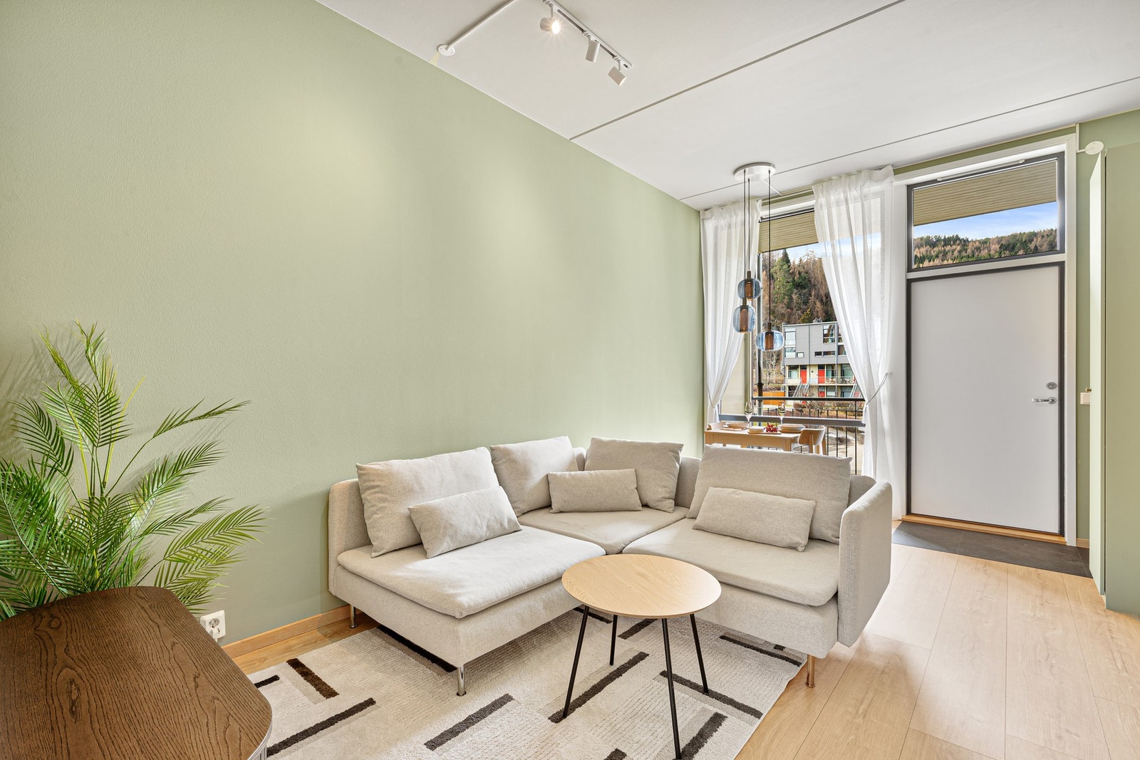 Den praktiske planløsningen gir ypperlige møbleringsmuligheter for både sofagruppe og TV-bord. Galleribilde