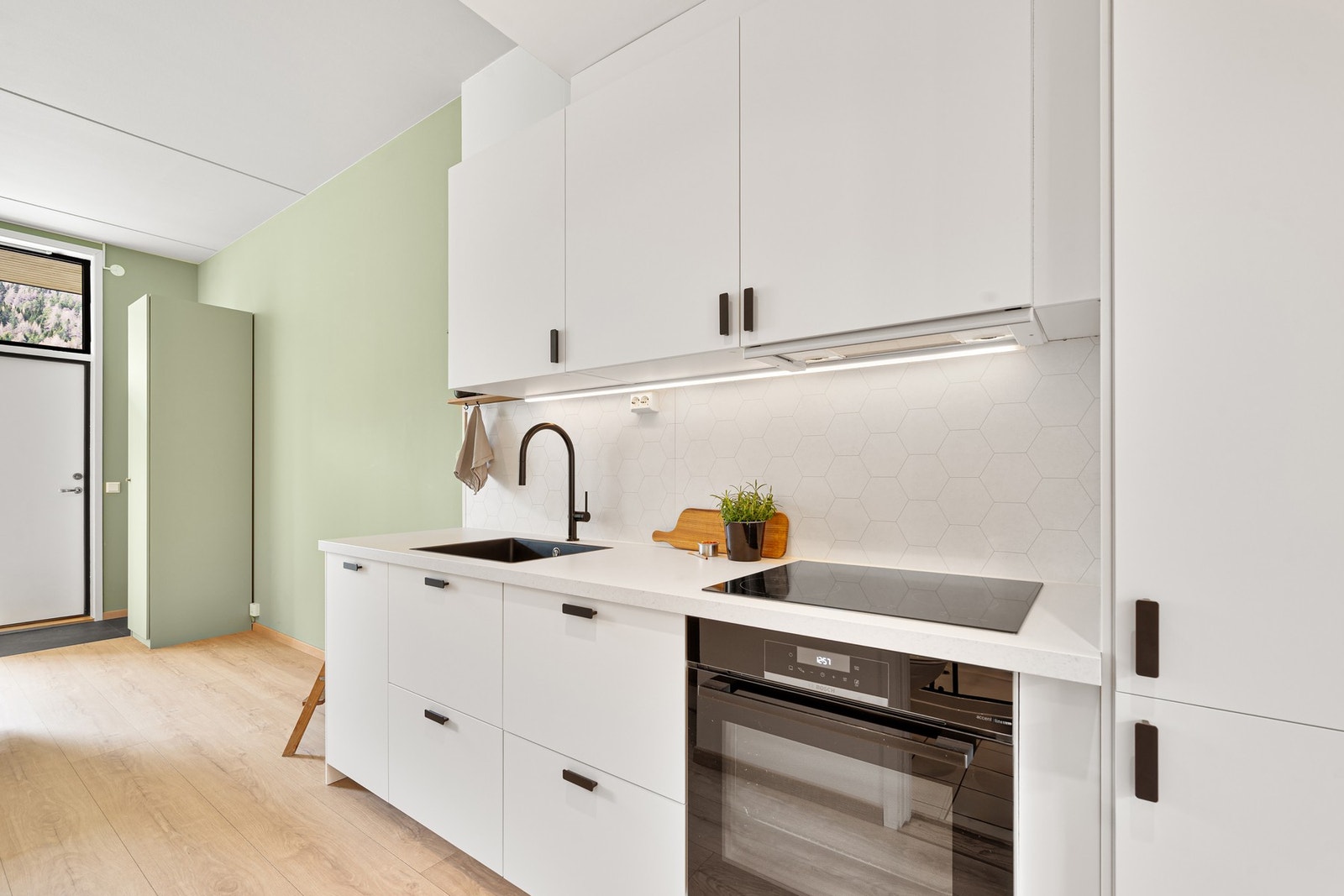 Kjøkkenet har integrerte hvitevarer som kjøle/fryseskap, stekeovn og oppvaskmaskin. Galleribilde