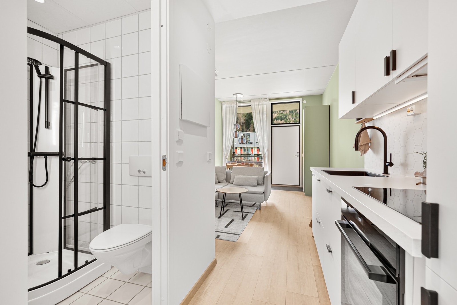 Avtrekket går via skapmontert kjøkkenventilator over platetoppen. Denne ble også skiftet i 2024. Galleribilde