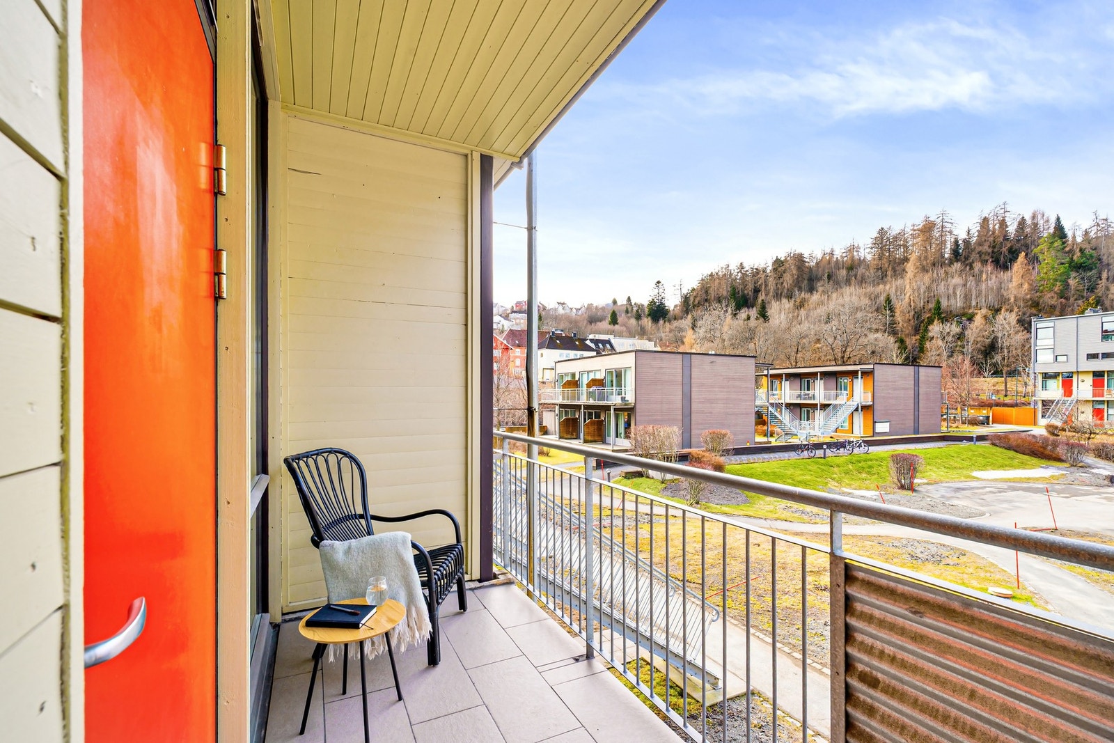 Her er det plass til utemøblement og ellers gode solforhold fra ettermiddag til kveld på sommerstid. Galleribilde