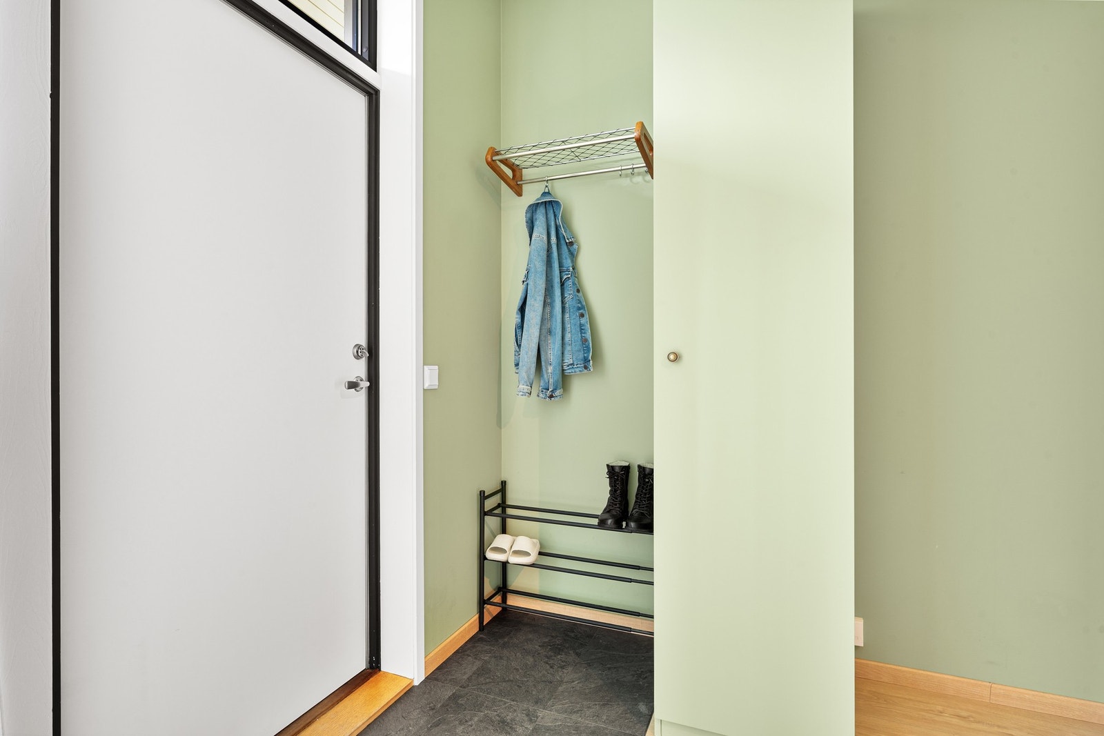 Entrè med vegghengte knagger for yttertøy. Galleribilde