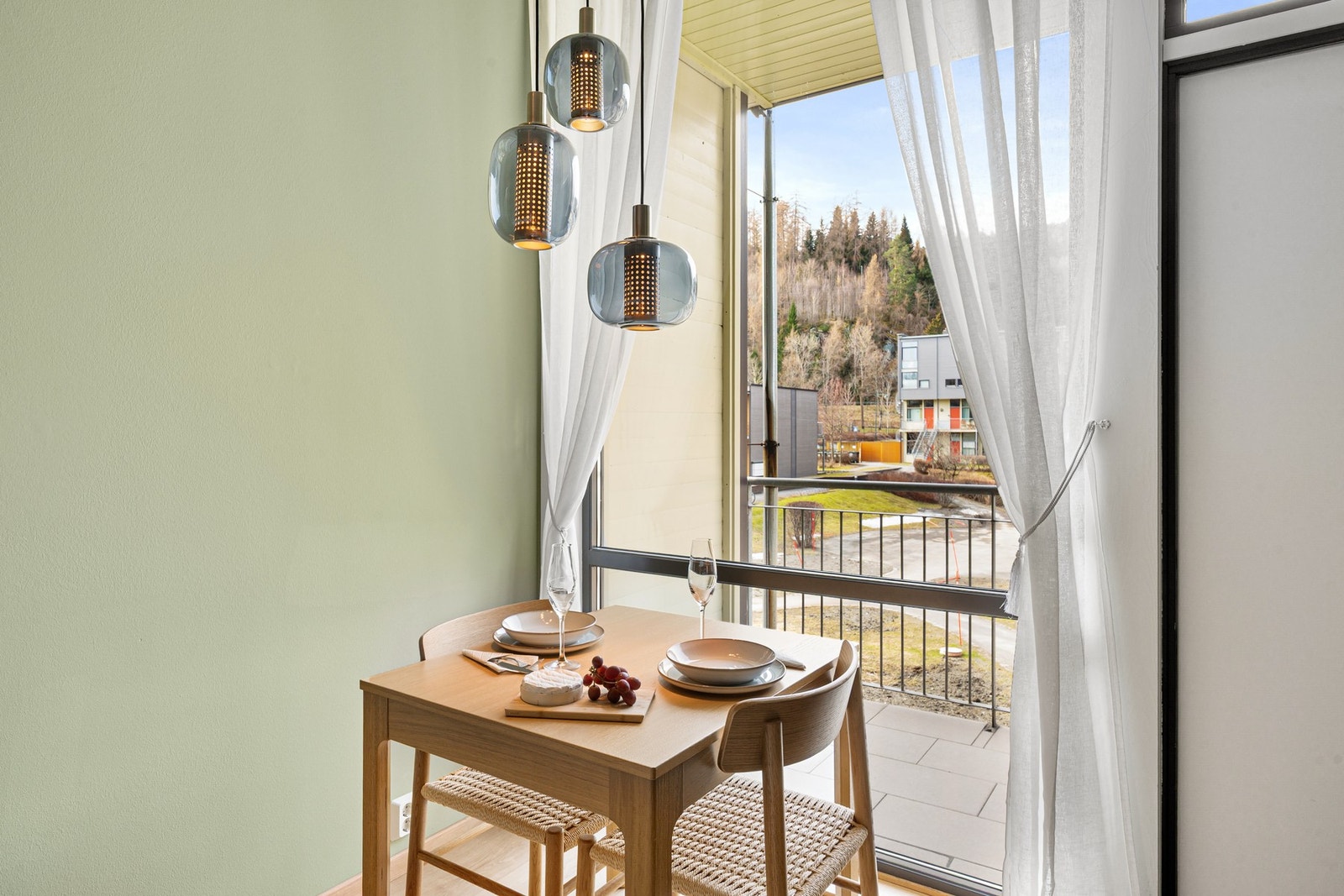 Spiseseksjonen finner sin naturlige plassering ved stuevinduet. Galleribilde