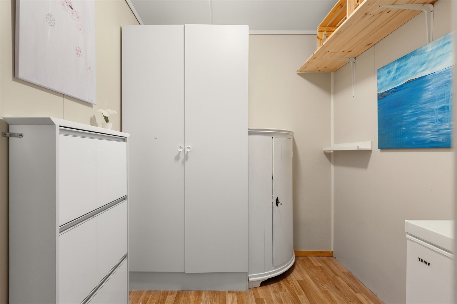 Boden i leiligheten med god lagringsplass og strømuttak. Her kan fryseren stå. Galleribilde