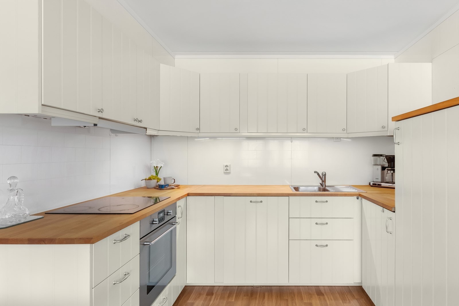 Romslig og lyst kjøkken fra 2016 med god skap- og benkeplass. Galleribilde