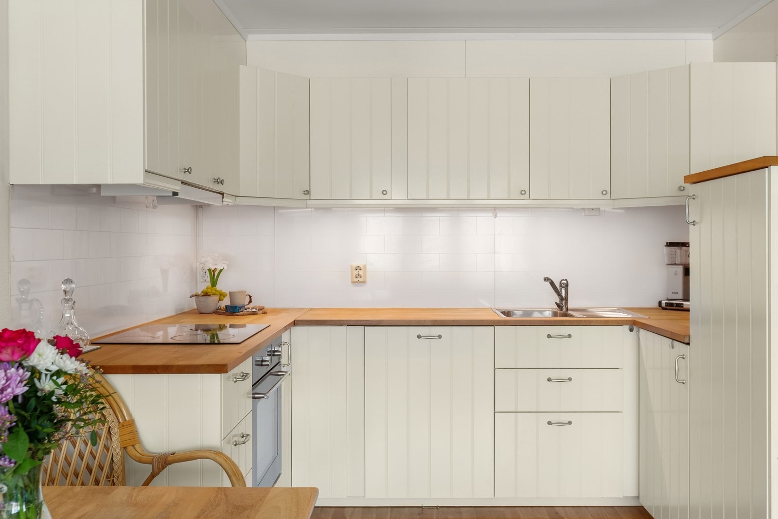 Romslig og lyst kjøkken med god skap- og benkeplass. Galleribilde