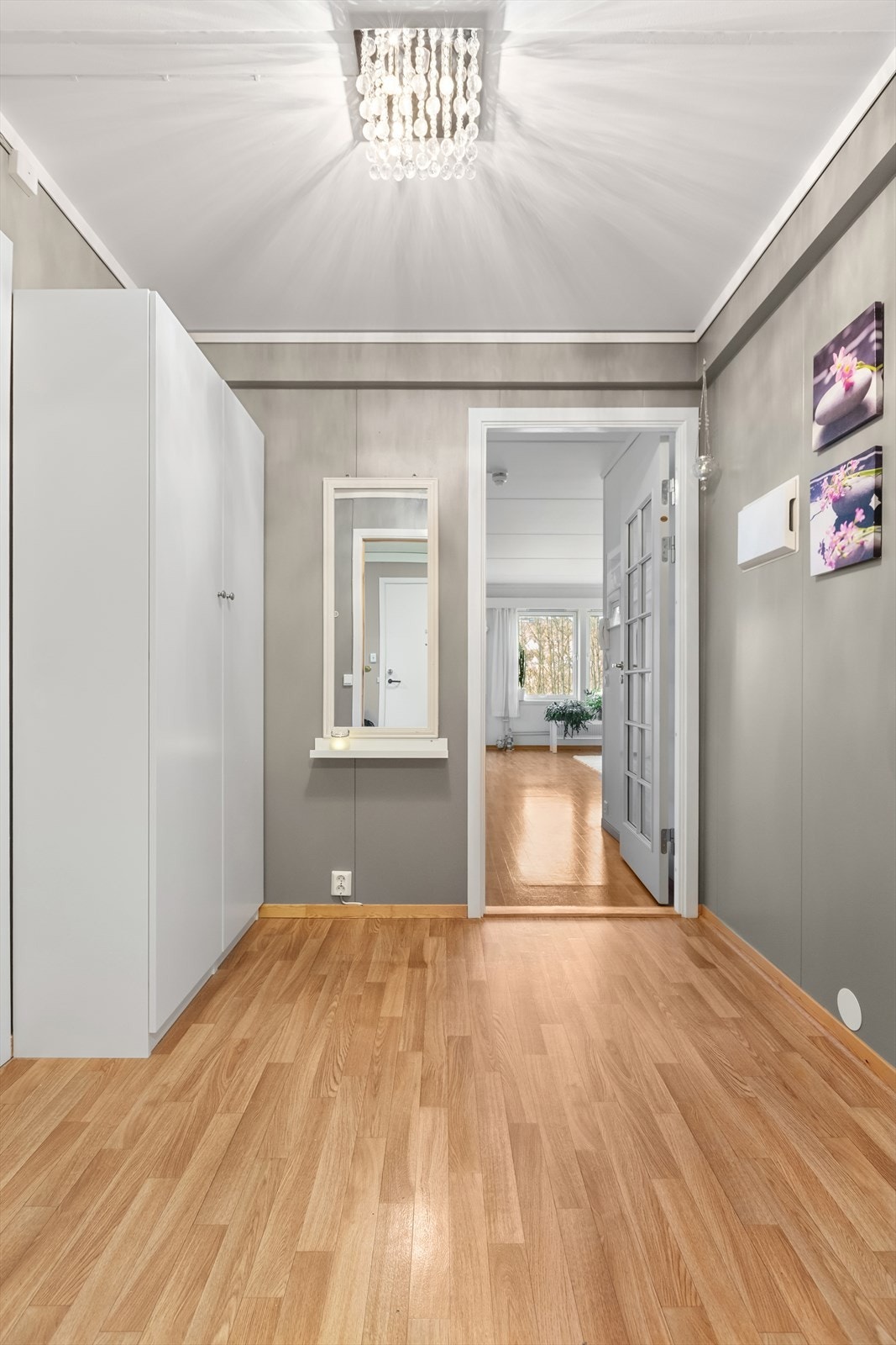 Romslig entré med garderobeskap. Galleribilde