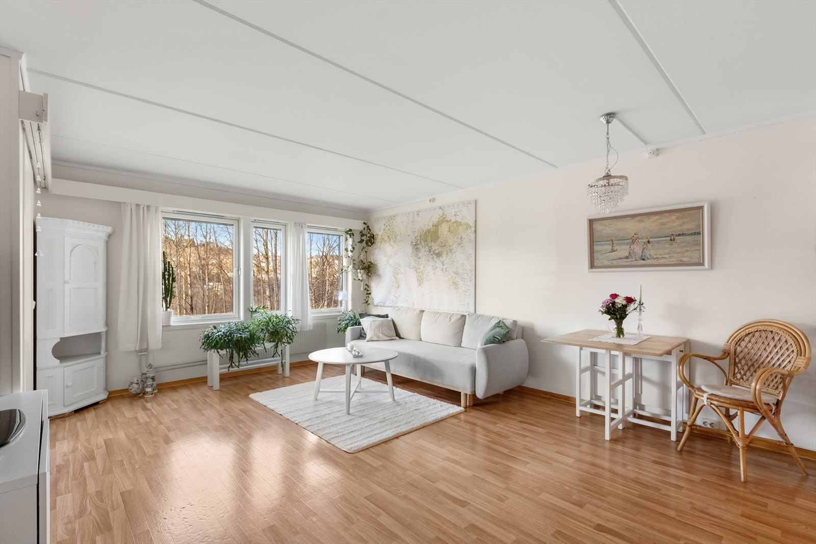 Lys og romslig stue med plass til både sofagruppe og spisestue. Galleribilde