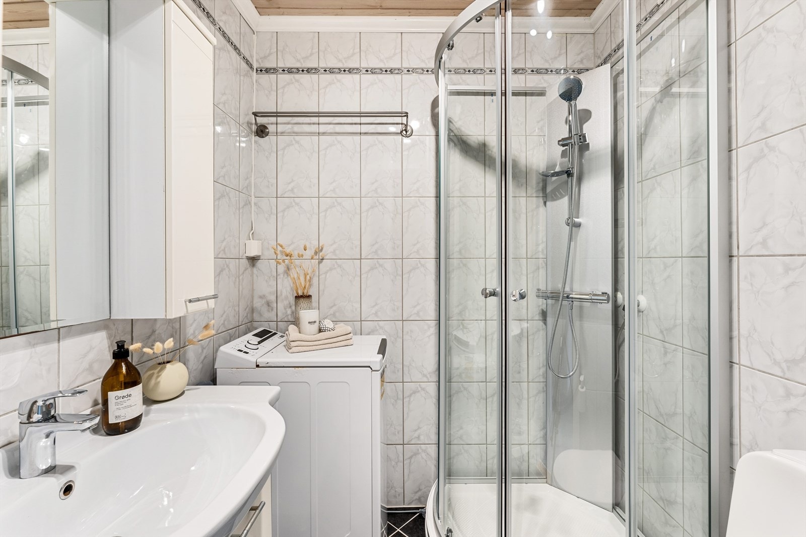 - Badet har behagelig varme i gulv - Galleribilde
