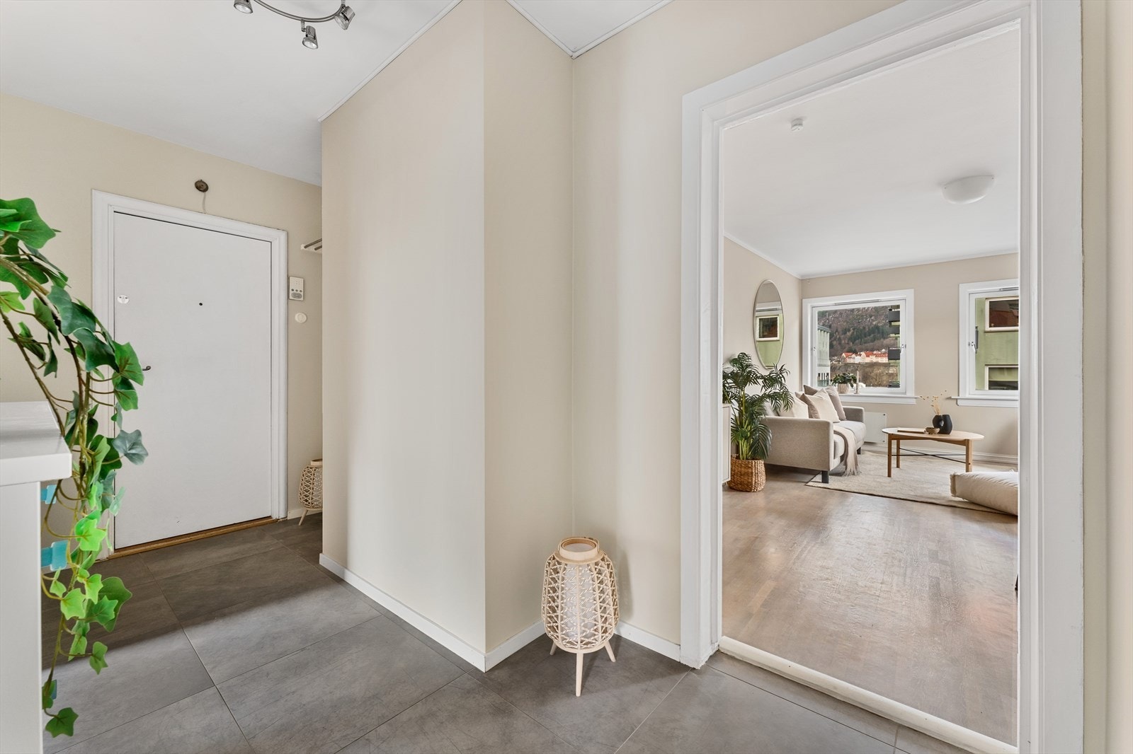 - Romslig entré med god plass til jakkeoppheng, skohylle og kommode - Galleribilde