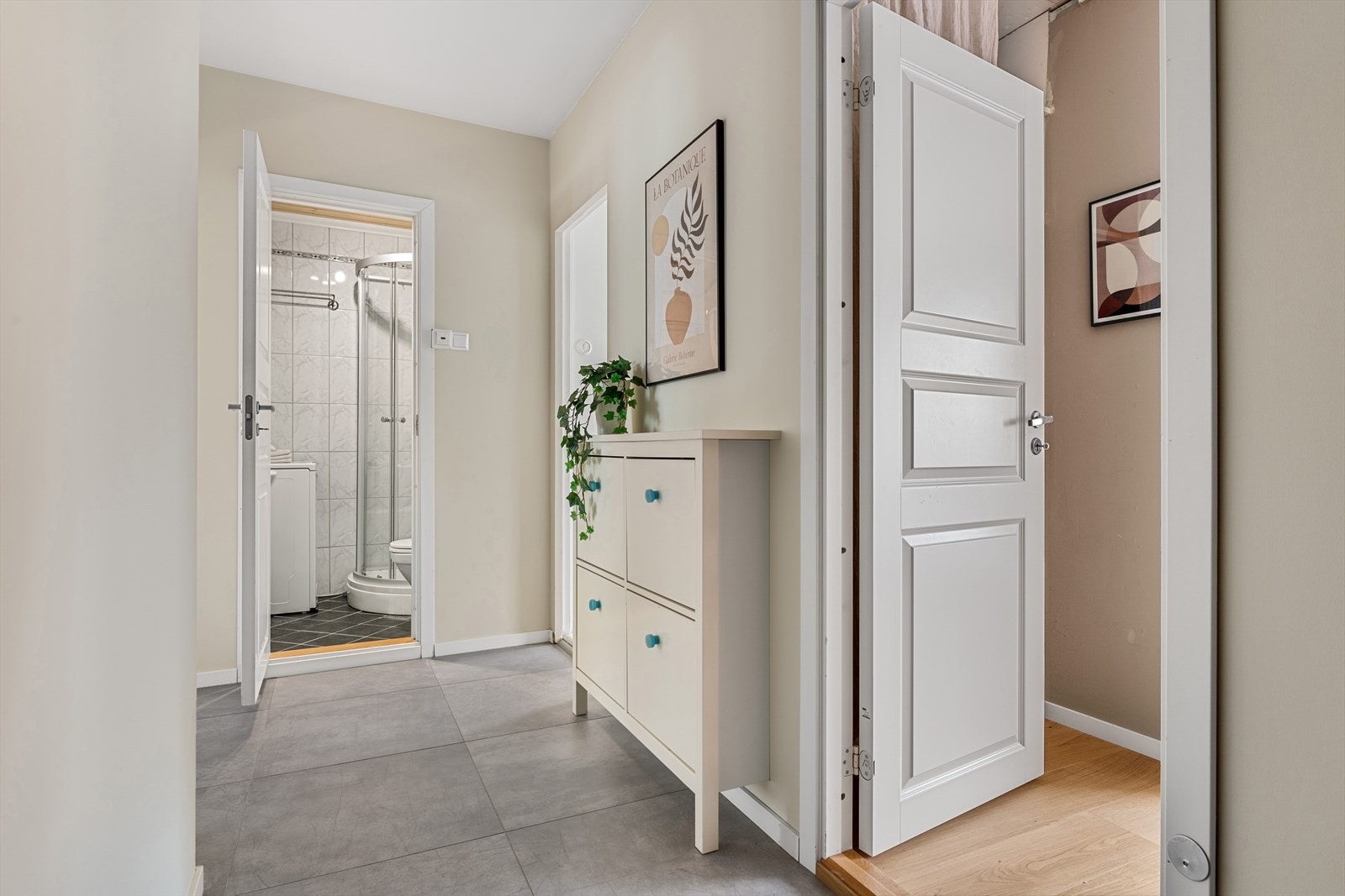 - Lys og innbydende entré på 6,4 m² - Galleribilde