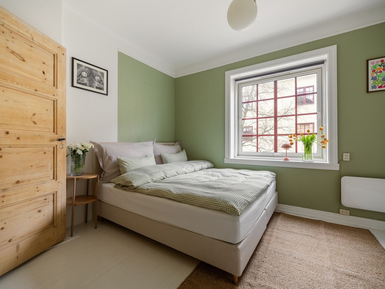 Soverommet, med adkomst fra entreen, er et innbydende og stort rom. Galleribilde