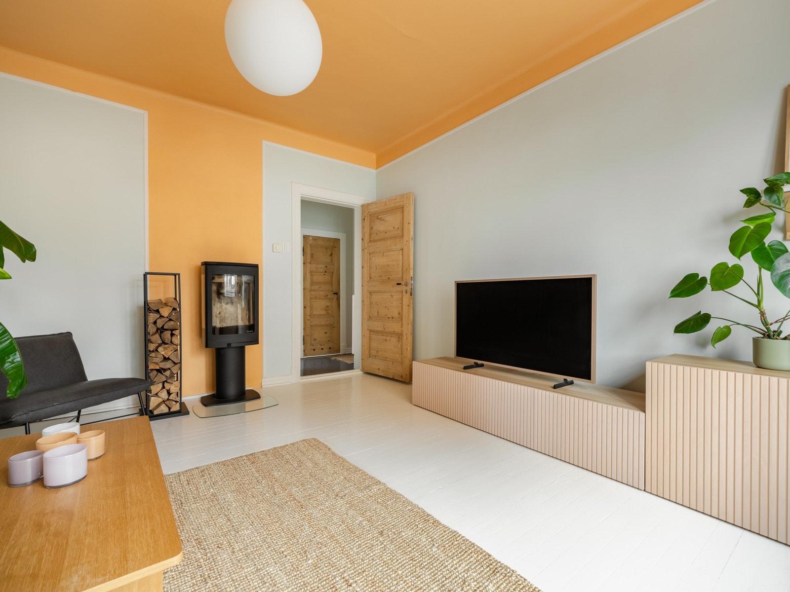 Det er også plass til større studiobenk og salongbord. Du kan også ha spisebord her inne, men det er i dag på kjøkkenet - som også er neste stopp. Galleribilde