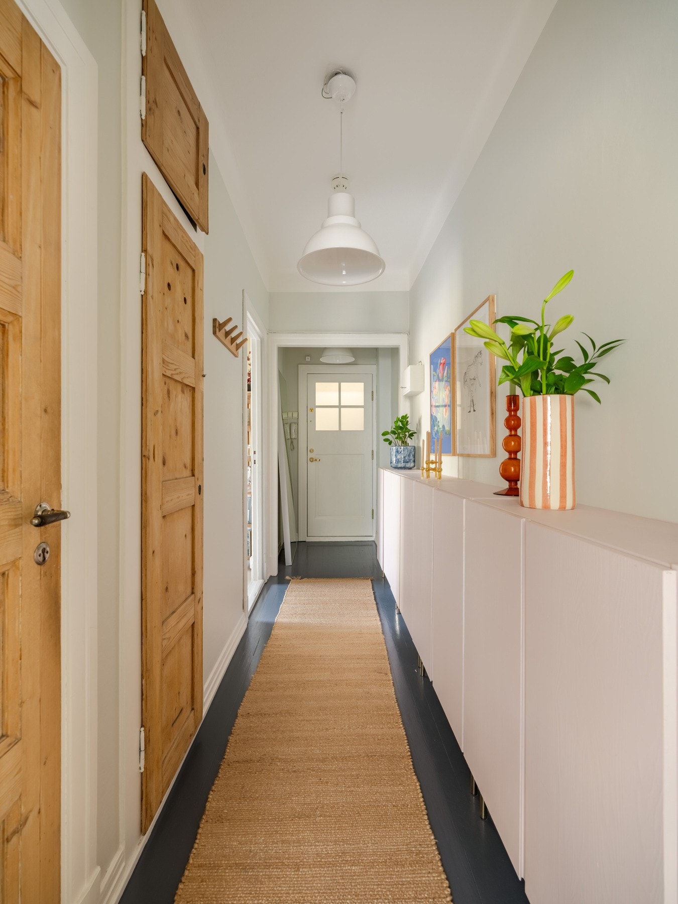 Entreen gir et meget godt førsteinntrykk av leiligheten. Her er det bra med plass til oppheng av yttertøy i innvendig kott og lagring av sko i den lange skapreolen. Det er også rikelig med plass til oppbevaring i to boder, målt til totalt 15 kvm. Galleribilde