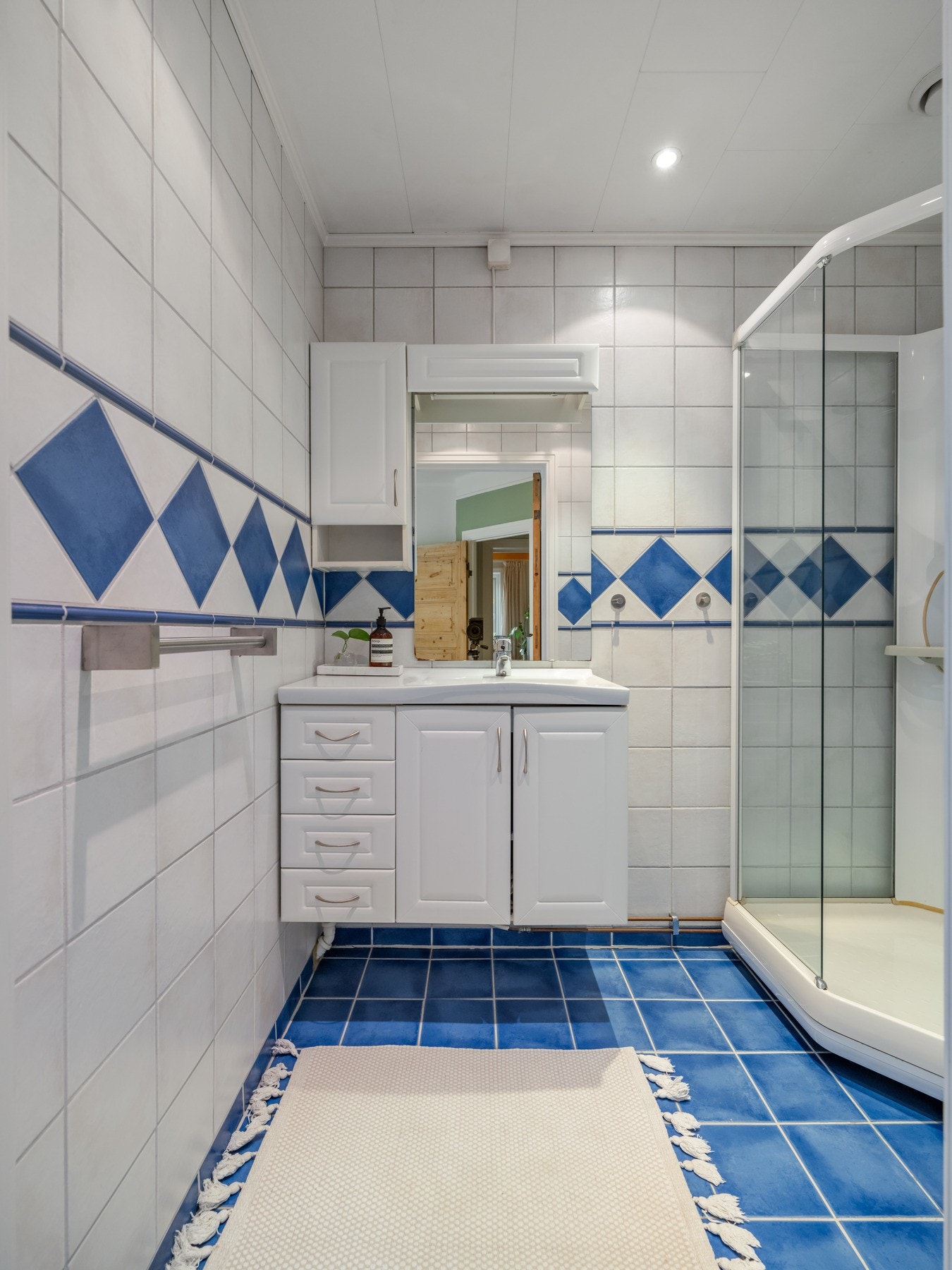 Badet er lokalisert på soverommet, men toalettet har inngang fra entreen. Det betyr at du kan ha alt av parfymer, hårprodukter og kosmetikk i fred når gjester er på besøk. Galleribilde