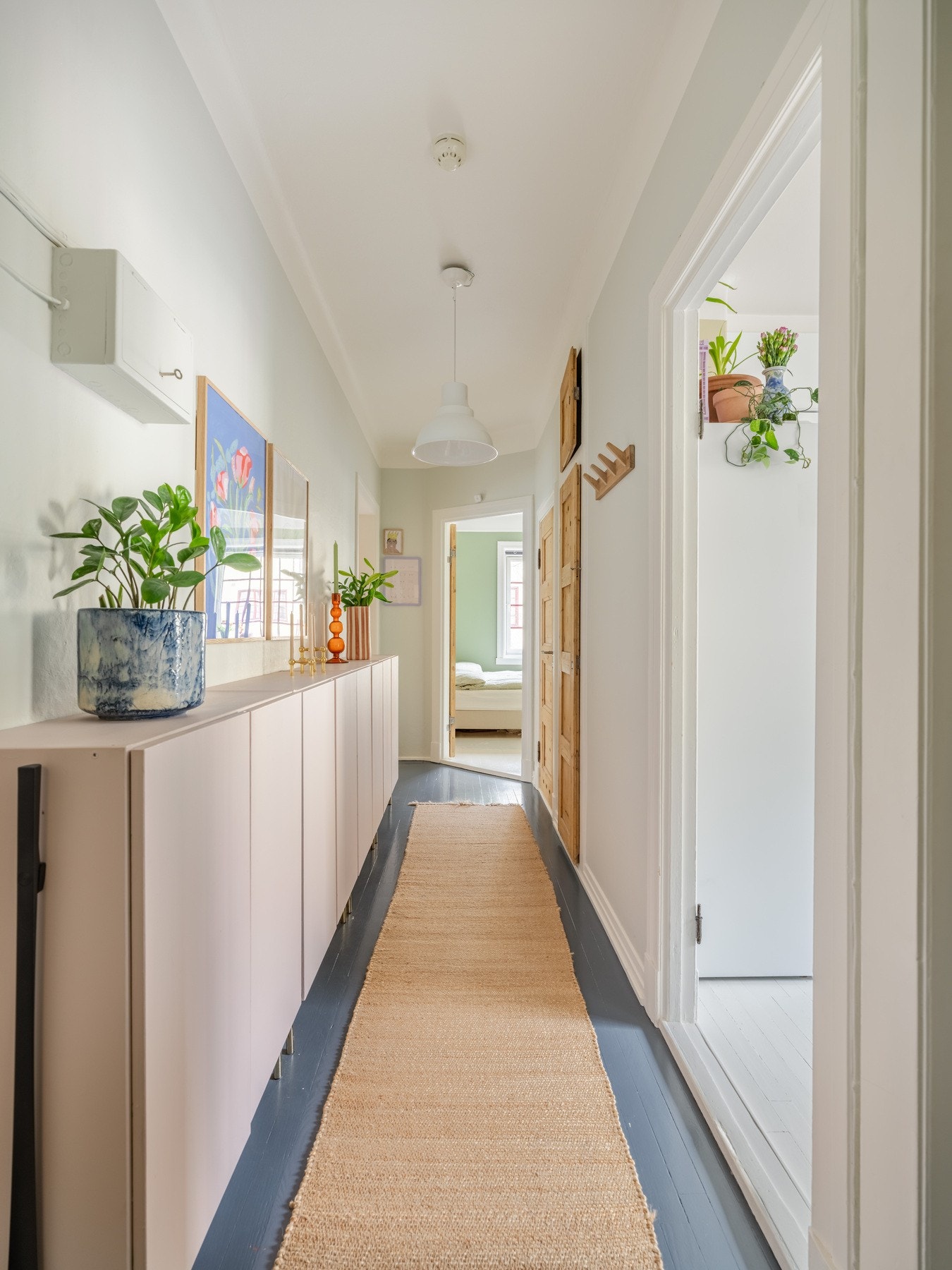 Neste stopp er det store soverommet, som ligger innerst i boligen. Her får du også en sniktitt på entreen. Galleribilde