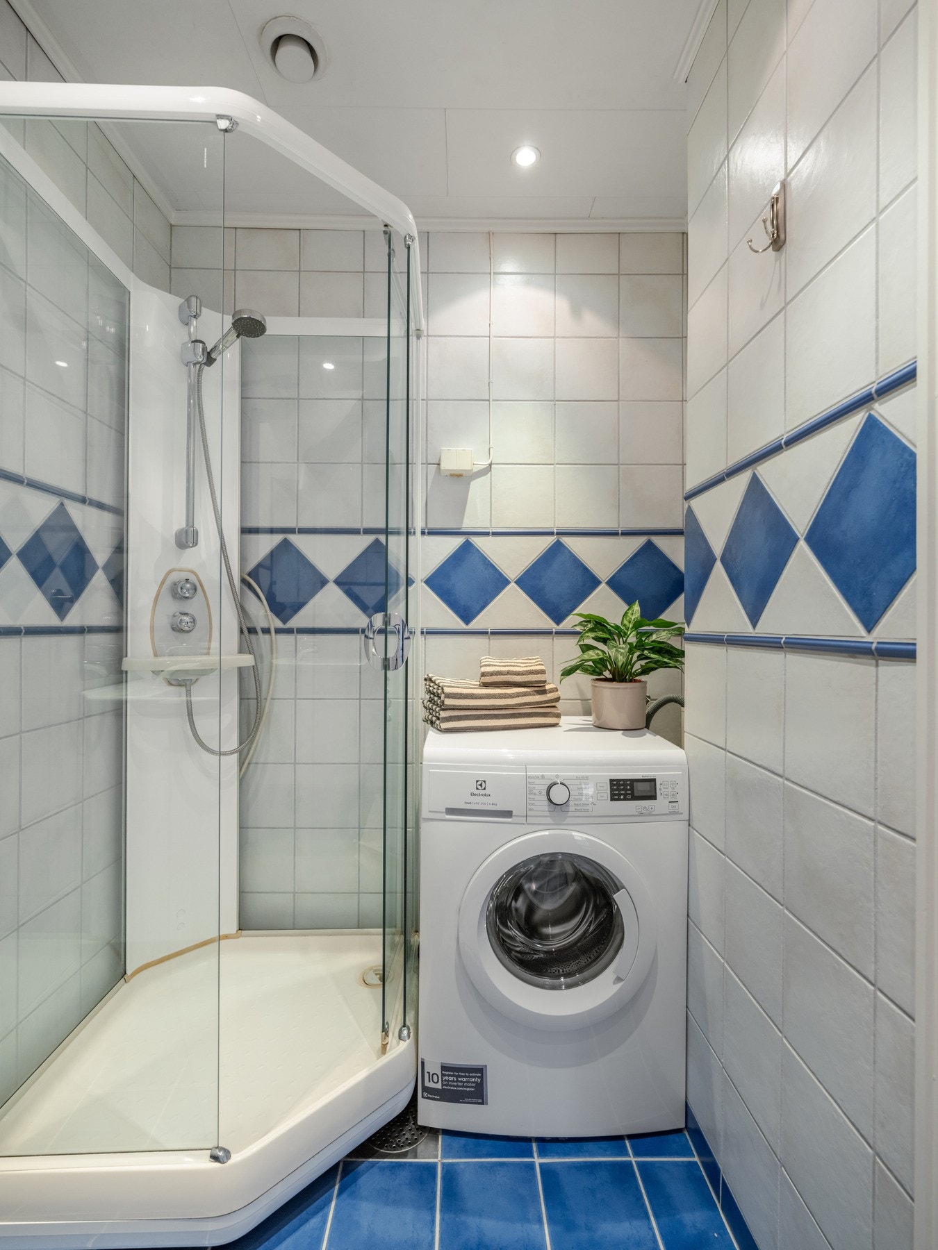 Det er lun varme i gulvet og downlights i himling. Galleribilde