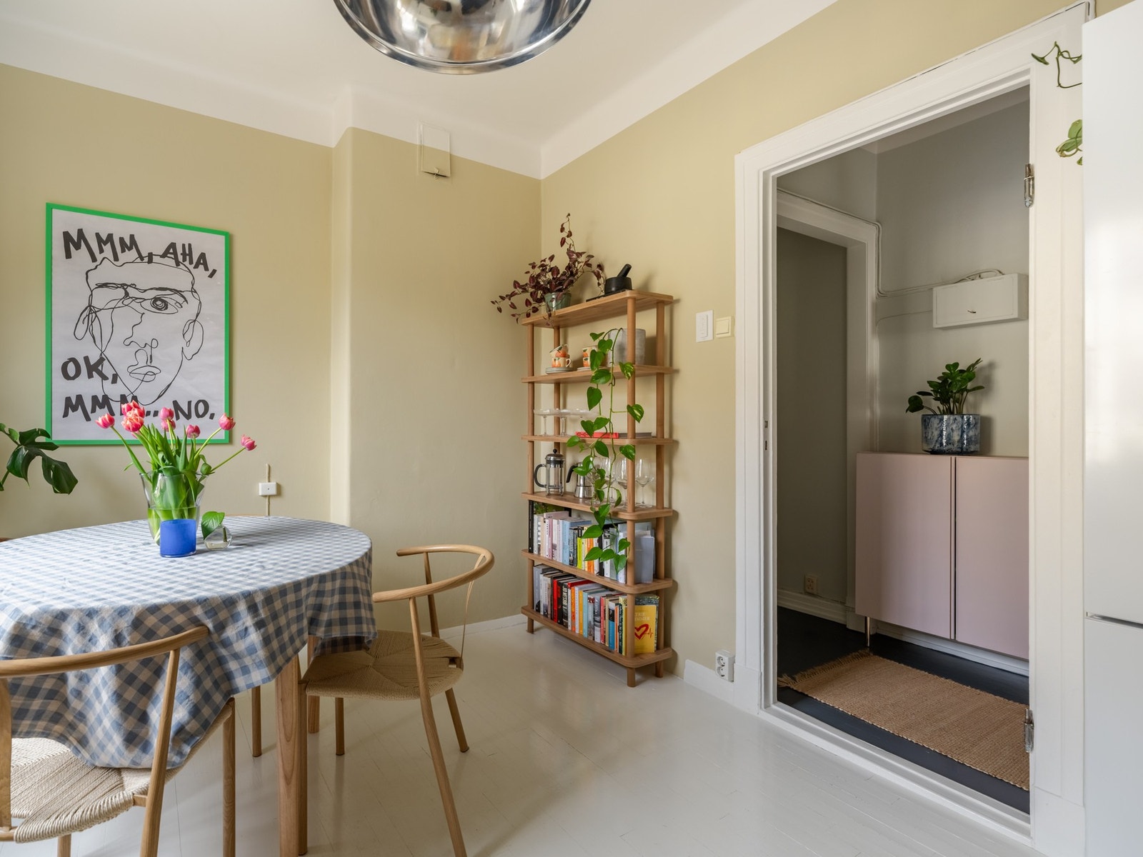 Hvitevarer, som frittstående kjøle-/fryseskap, oppvaskmaskin, koketopp og stekeovn, følger med i salget. Galleribilde