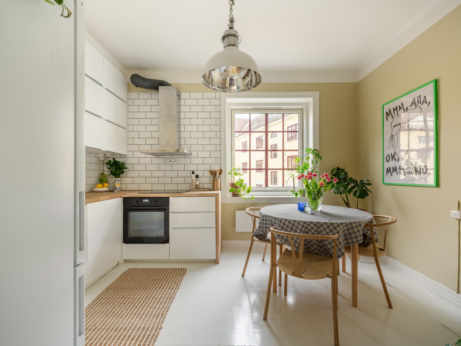 Dette er en stor, gjennomgående og fin 2-roms endeleilighet med svært god intern beliggenhet i populære Bjølsen Borettslag! Galleribilde