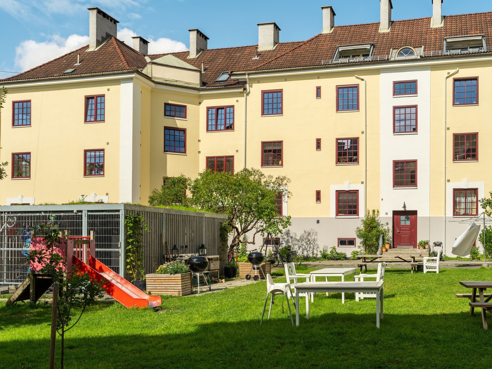 Før vi fortsetter med leiligheten, må vi vise frem hvor fantastisk fint det er i borettslaget. Er det rart det omtales som "Bydelens beste borettslag"? Galleribilde