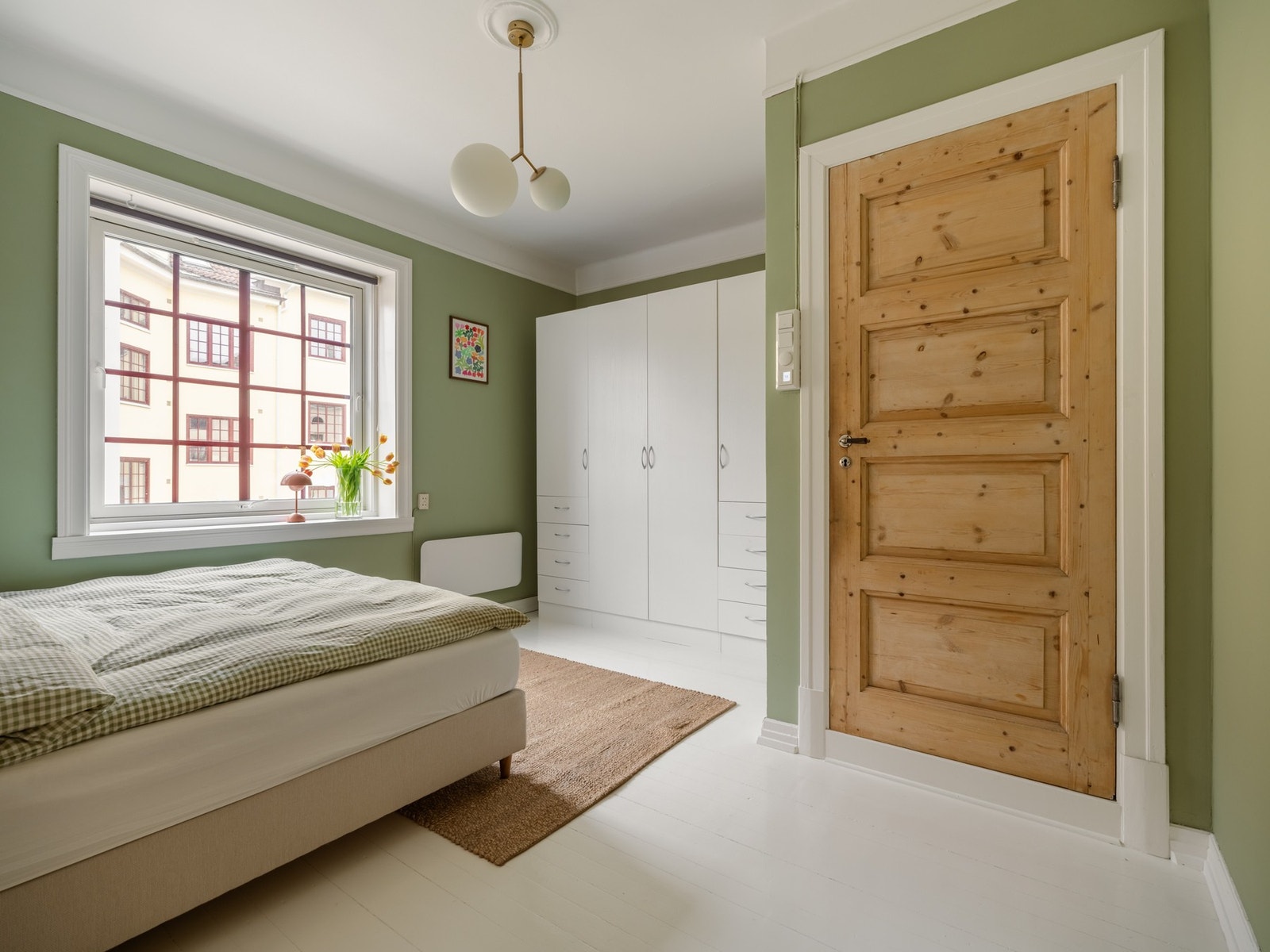 Det er også bra med plass til garderobeskap her inne. I enden av soverommet finner vi inngangen til dusjbadet. Galleribilde