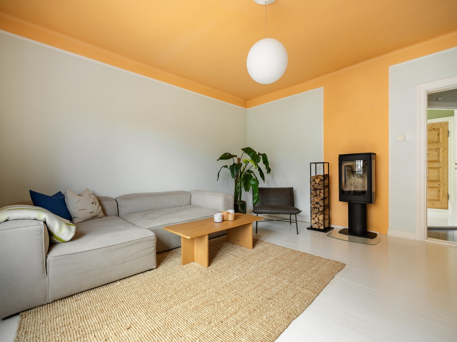 Stuen har naturlige soner for både større sofagruppe og peiskos. Galleribilde