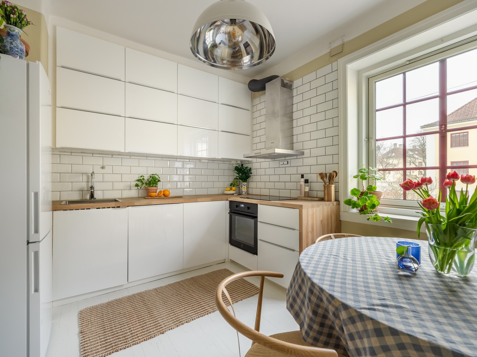 Det er rikelig med skapplass i både over- og underskap, i tillegg til god benkeplass. Her kan én lage mat mens selskapet sitter ved bordet, som er både er sosialt og koselig. Galleribilde